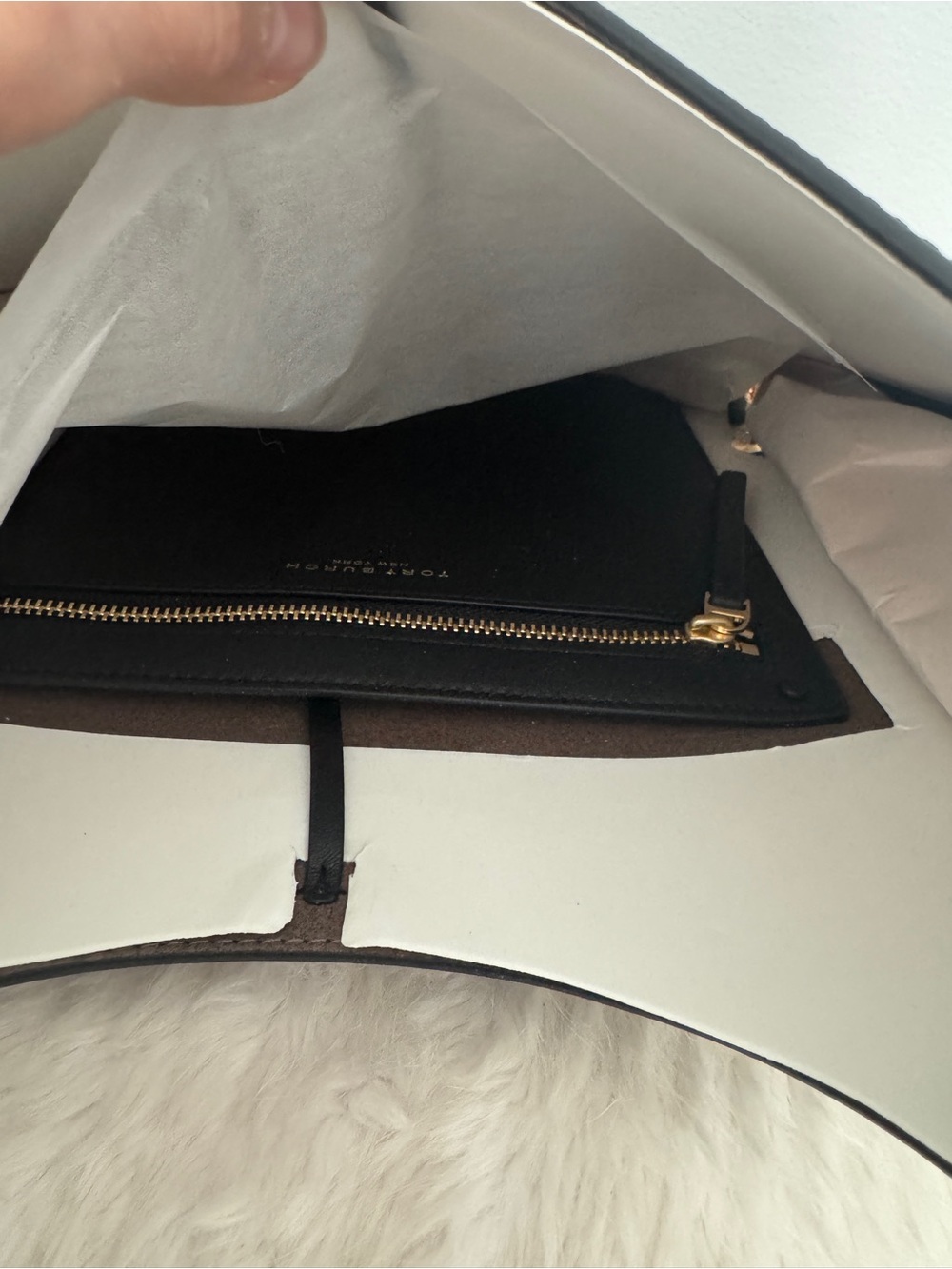 Viral Tory Burch Pierced Shoulder Bag - Picture 10 of 12